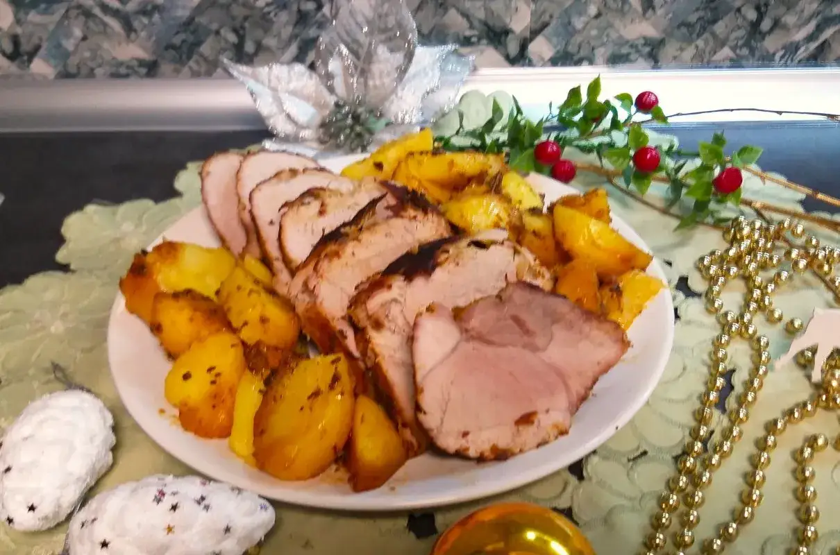 Pyszna szynka z piekarnika podana z pieczonymi ziemniakami. Idealna na świąteczny st&oacute;ł.