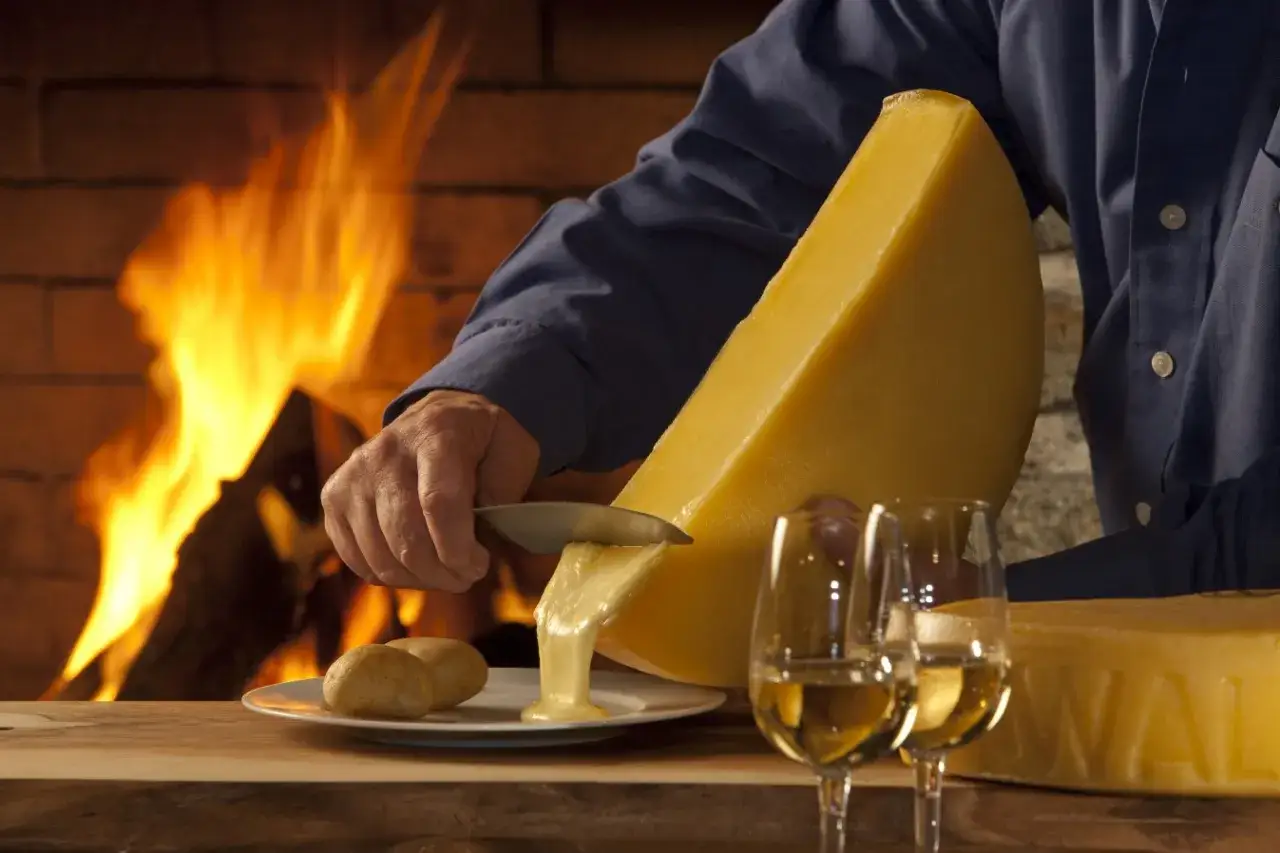 Une demi-meule de raclette fondante, parfaite pour un repas convivial. Combien de personnes peut-elle régaler ?