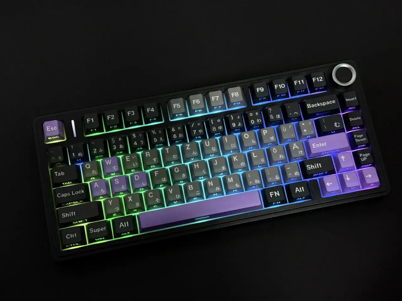 Teclado mecánico con retroiluminación RGB y teclas en japonés. Varios tipos de teclado se pueden ver en la imagen.
