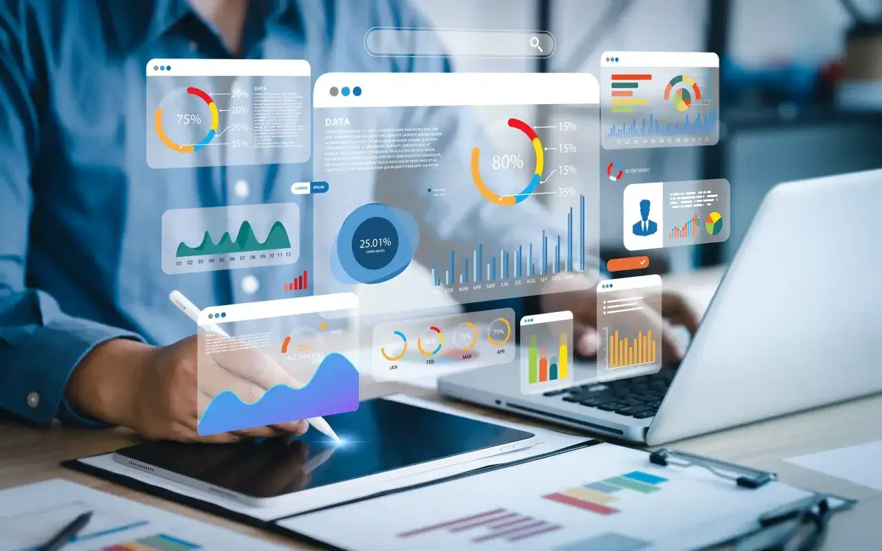 Un profesional analiza datos de ecommerce en pantallas hologr&aacute;ficas, optimizando estrategias con un CRM visual.