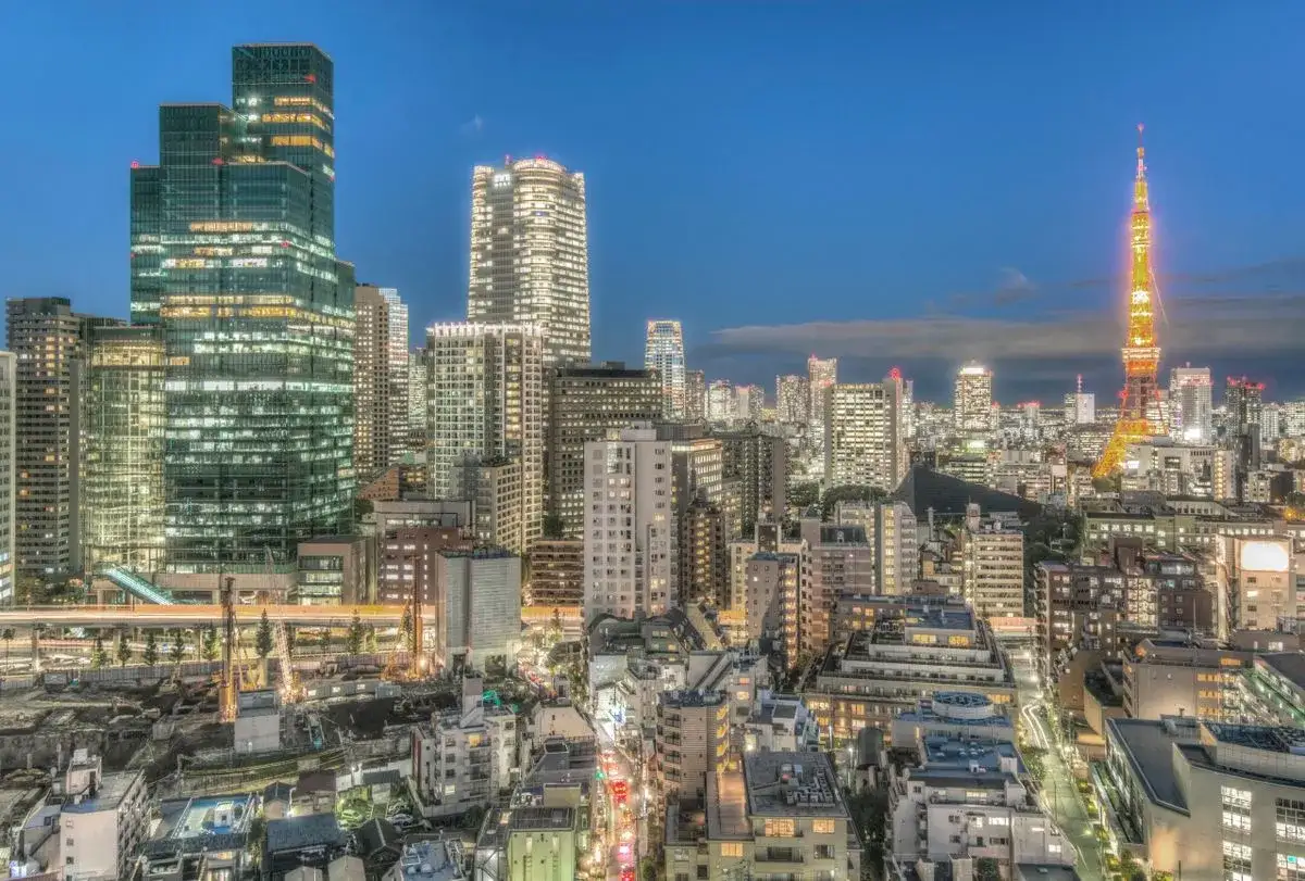 Wieżowiec Tokyo Tower i inne budynki tworzą krajobraz największego miasta na świecie.