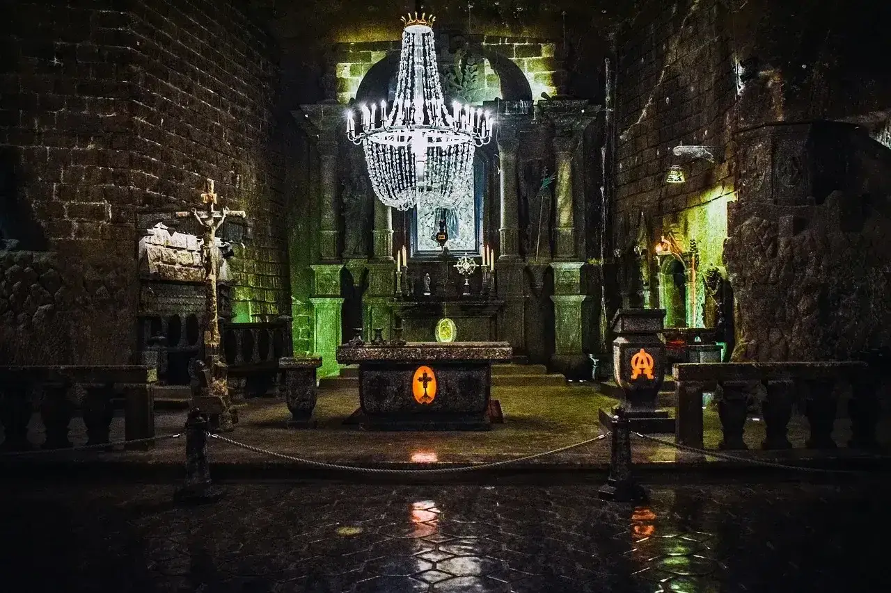 Kaplica w kopalni w Wieliczce, z kryształowym żyrandolem i ołtarzem wykutym w soli.