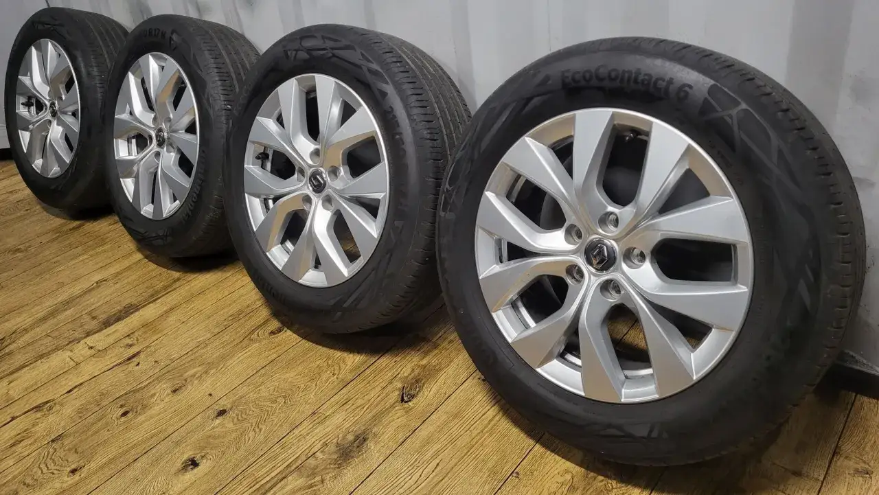 Cztery koła do Renault Captur, rozmiar opon 17 cali, na aluminiowych felgach.
