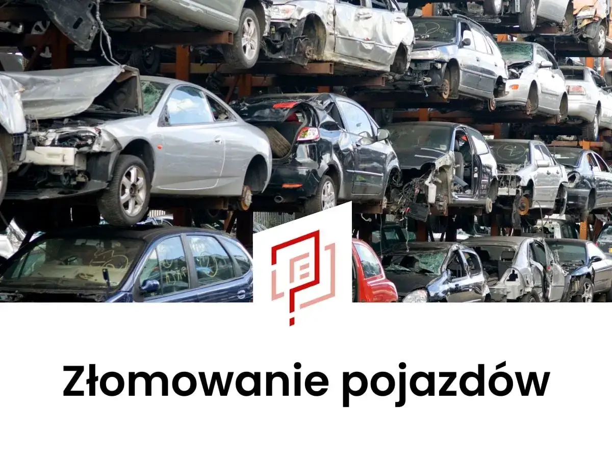 Złomowanie aut na złomowisku. Wrak srebrnego coupe czeka na zezłomowanie, obok inne pojazdy.