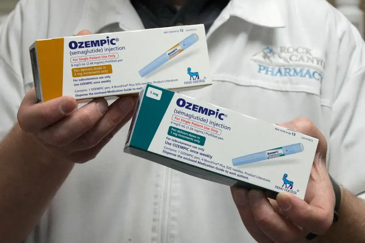 Dwie paczki leku Ozempic, stosowanego m.in. jako zastrzyki na odchudzanie, w rękach farmaceuty.