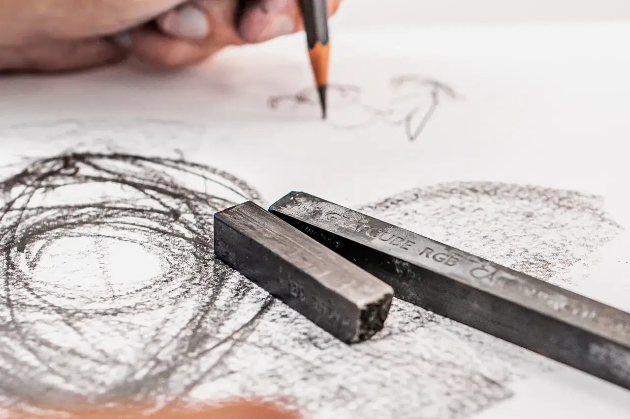 Un l&aacute;piz y carboncillos listos para el aprendizaje del dibujo. El proceso creativo en marcha.