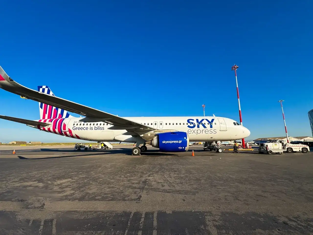 Samolot Sky Express, greckie linie lotnicze, na płycie lotniska. Napis 