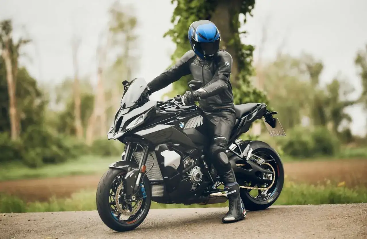 Fahrer in Lederkleidung sitzt auf einer schwarzen BMW M1000XR.