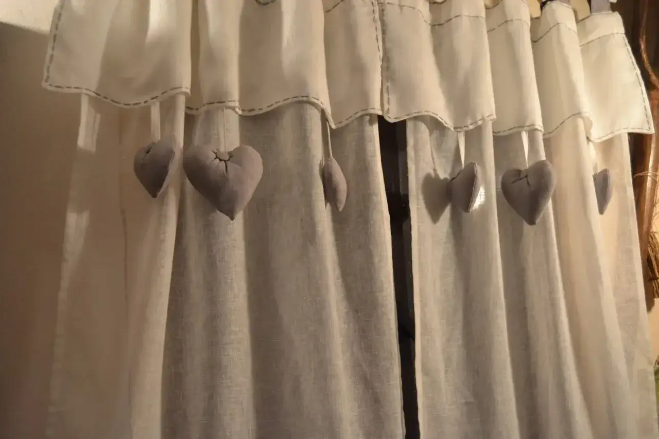 Tende fai da te con cuoricini grigi appesi, un tocco romantico e fatto a mano per la tua casa.