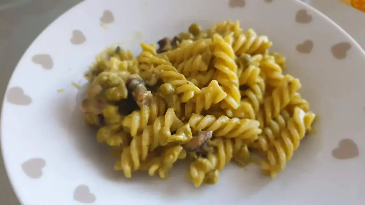 Fusilli cremosi con zucchine e piselli, un piatto semplice e gustoso, arricchito da un tocco di Philadelphia.