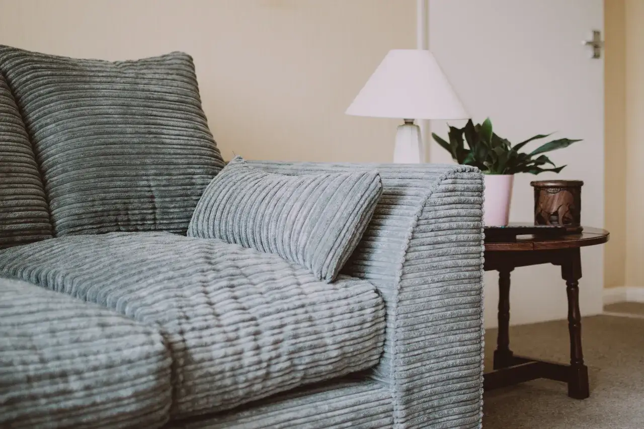 Graue Cord-Couch, die durchgesessen ist. Ideen für couch durchgesessen aufpolstern selber machen.