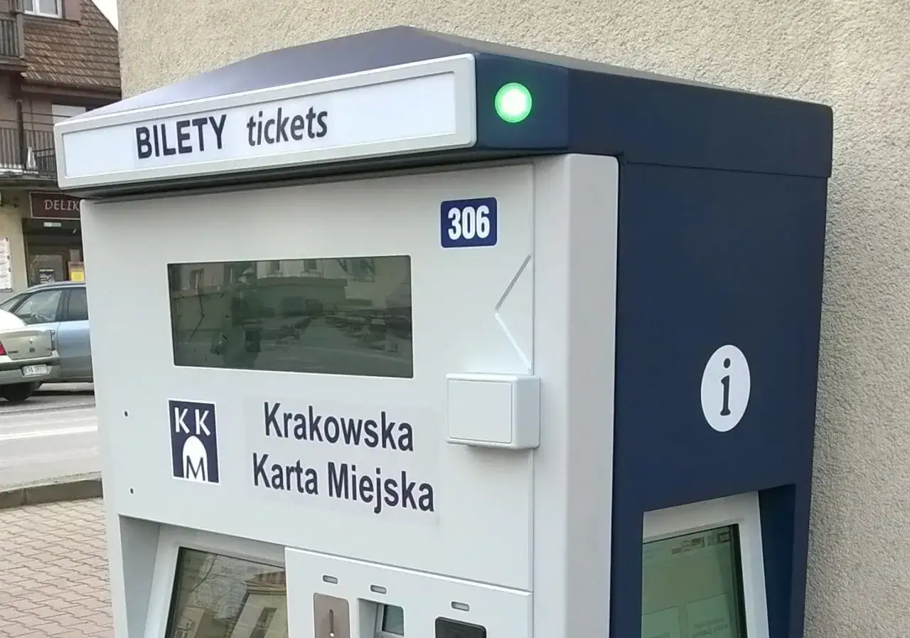 Biletomat w Krakowie. Kup bilet dobowy na komunikację miejską, aby zwiedzić miasto.