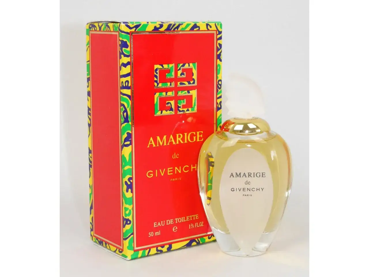Osoba przeszukująca aukcje internetowe w poszukiwaniu perfum vintage