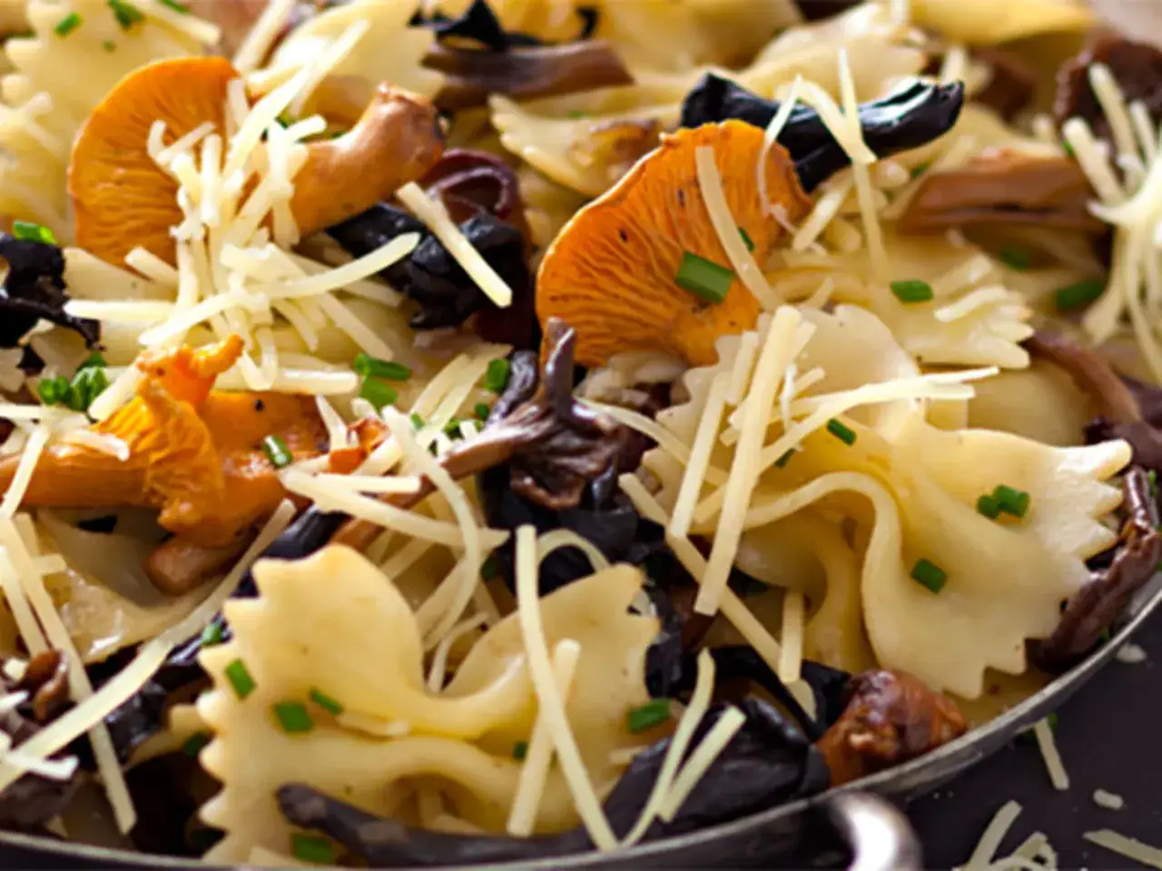 P&acirc;tes aux champignons, une recette italienne savoureuse avec des c&egrave;pes et des girolles, garnie de parmesan r&acirc;p&eacute;.