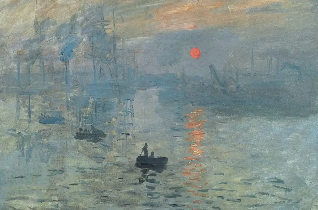Impressionnisme Monet : un soleil rougeoyant se lève sur un port brumeux, reflétant ses rayons sur l'eau où naviguent de petites embarcations.