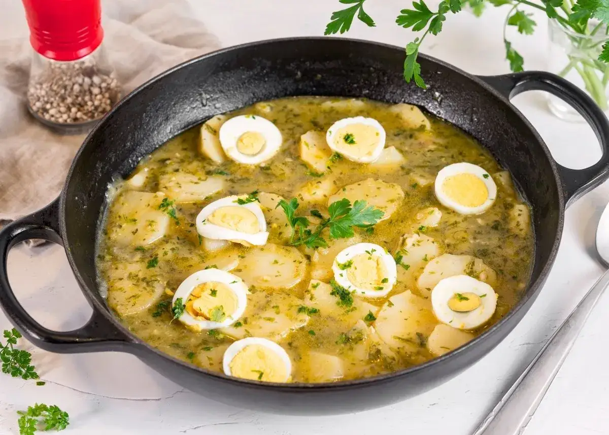Patatas en salsa verde con huevos duros, un plato reconfortante y lleno de sabor.