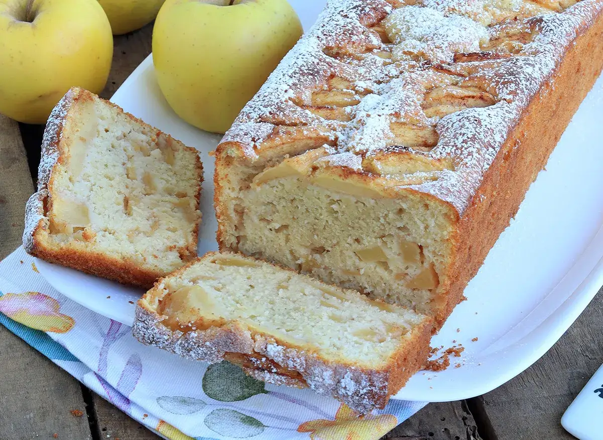 Plumcake alle mele soffice e profumato, cosparso di zucchero a velo, con mele a vista. Perfetto per la colazione o la merenda.
