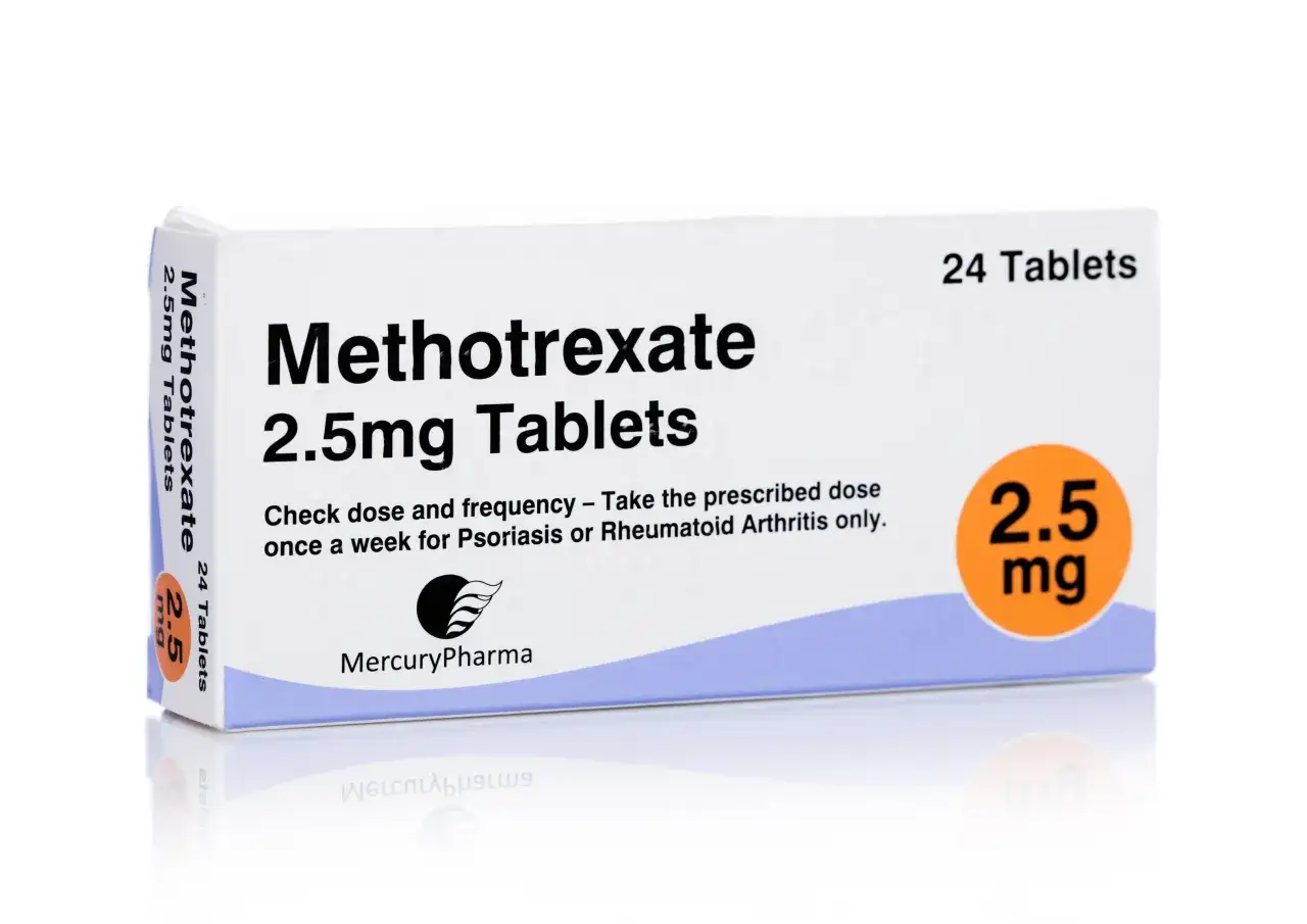 Opakowanie leku Methotrexate 2.5mg, zawierające 24 tabletki, stosowane w łuszczycy lub reumatoidalnym zapaleniu stawów.