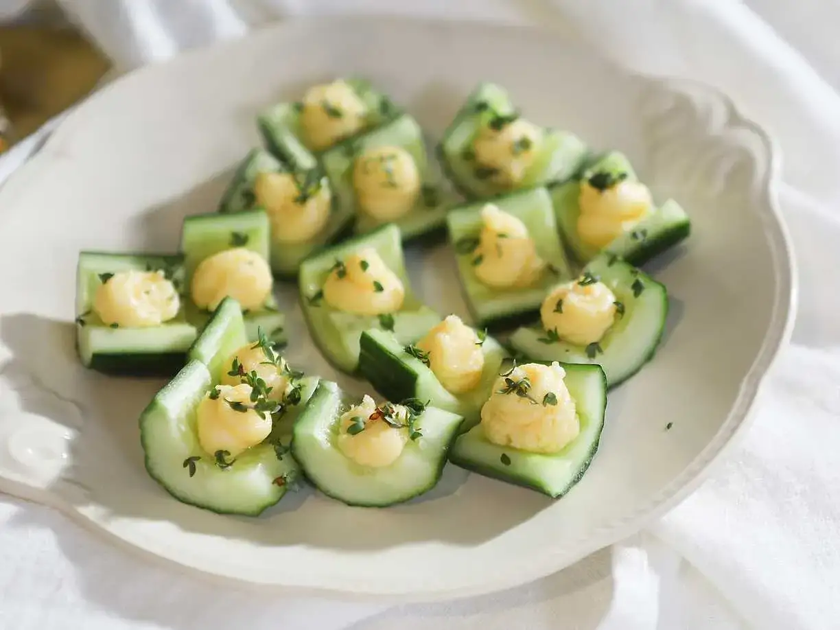 Snabbsaltad gurka med en klick kr&auml;mig r&ouml;ra och f&auml;rska &ouml;rter. En l&auml;tt och fr&auml;sch sommardelikatess.