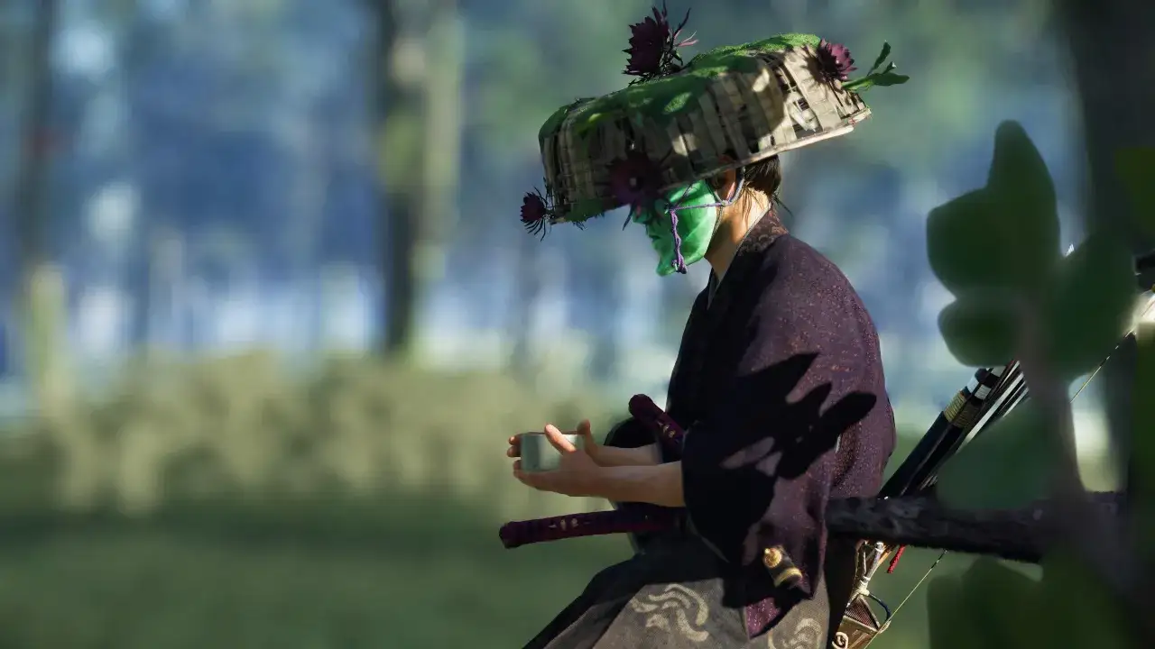 Postać w zielonej masce i ozdobnym kapeluszu pije herbatę. To może być nowa gra plus w Ghost of Tsushima.