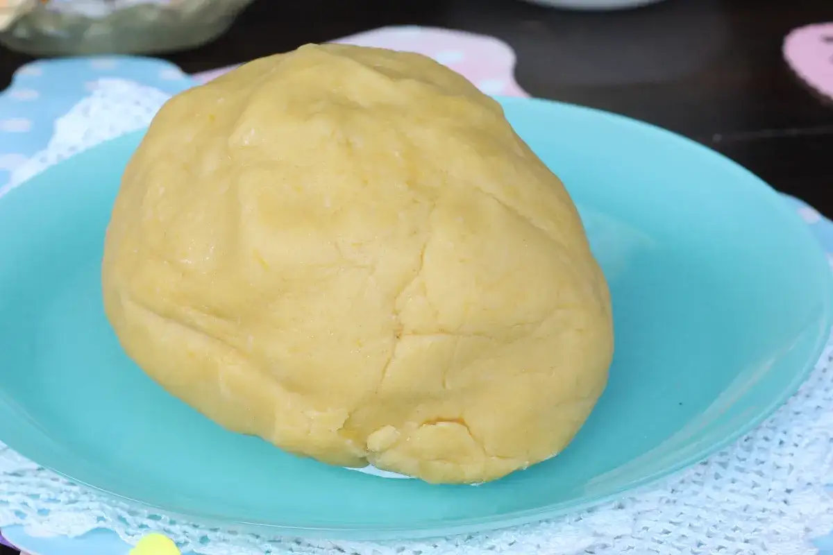 Impasto giallo, pronto per diventare la base della pastiera sal de riso.