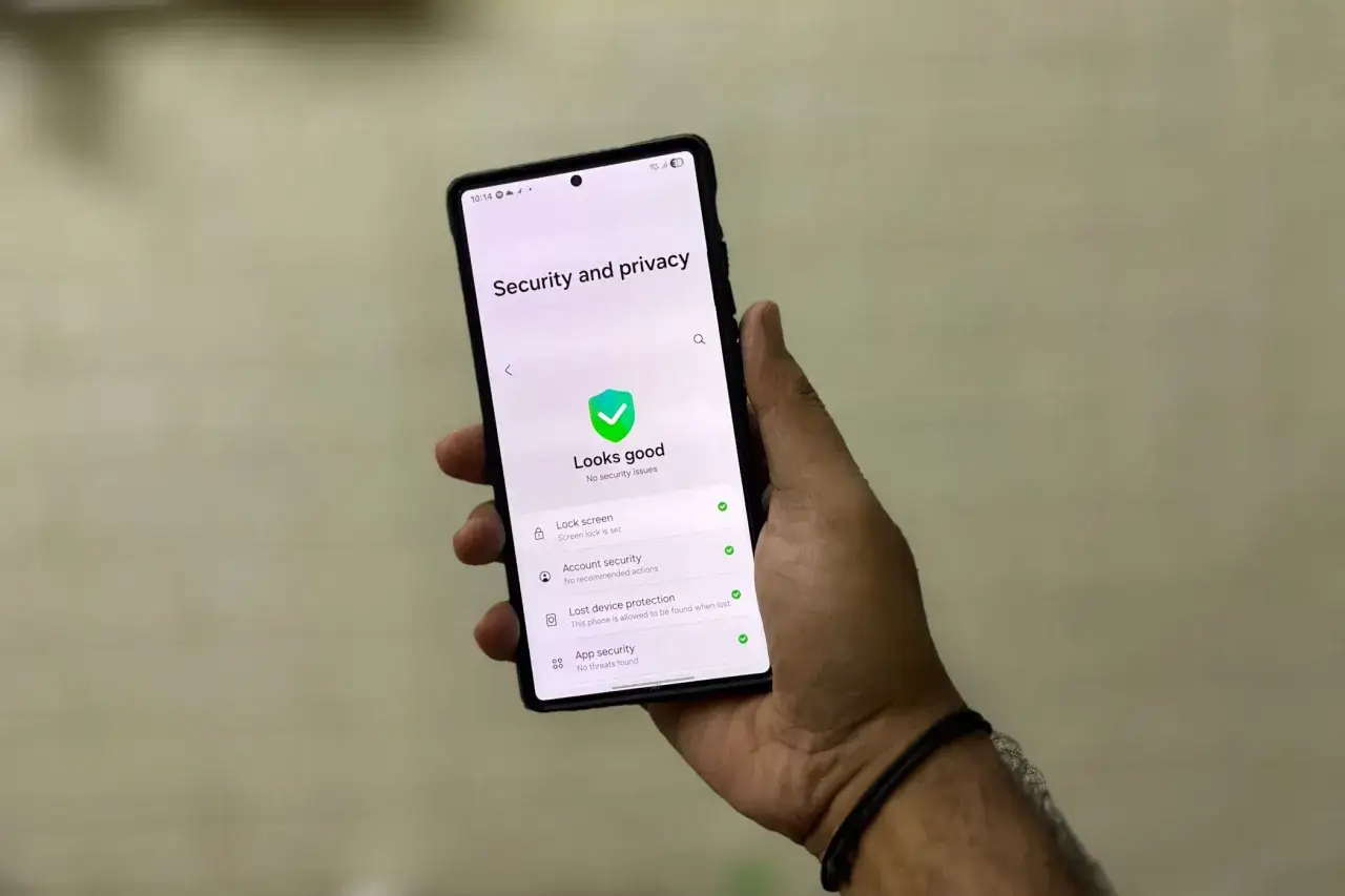 Sprawdzanie, jak sprawdzić czy telefon jest zhakowany, na ekranie