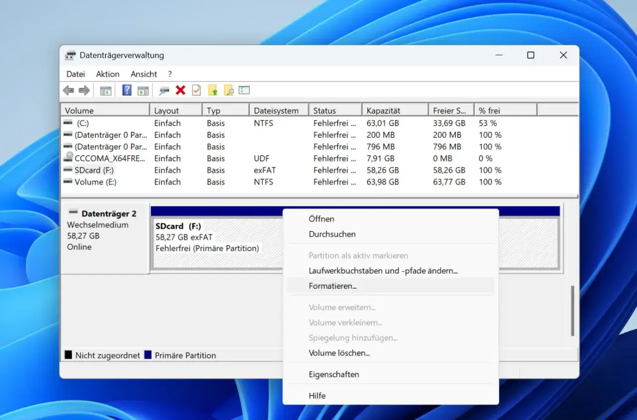 Datentr&auml;gerverwaltung zeigt, dass die SDkarte (F:) als fehlerfrei erkannt wird, aber Windows 10 sie nicht richtig nutzen kann. Formatieren ist eine Option.