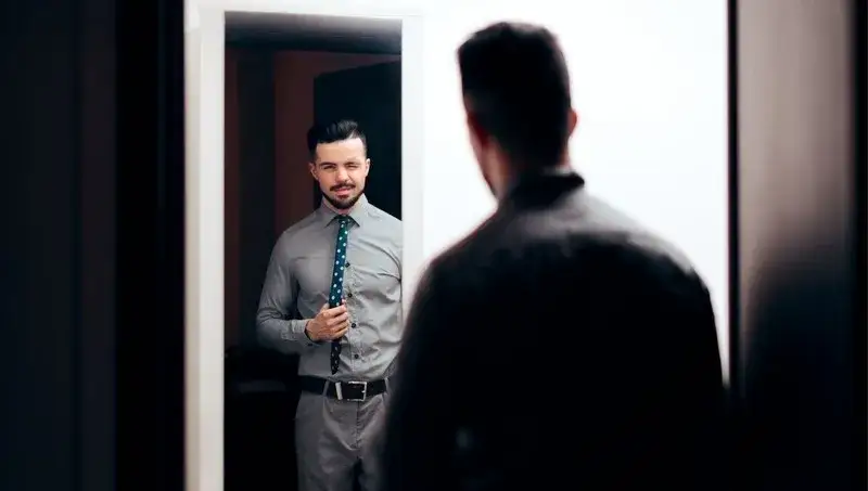 Pewny siebie mężczyzna