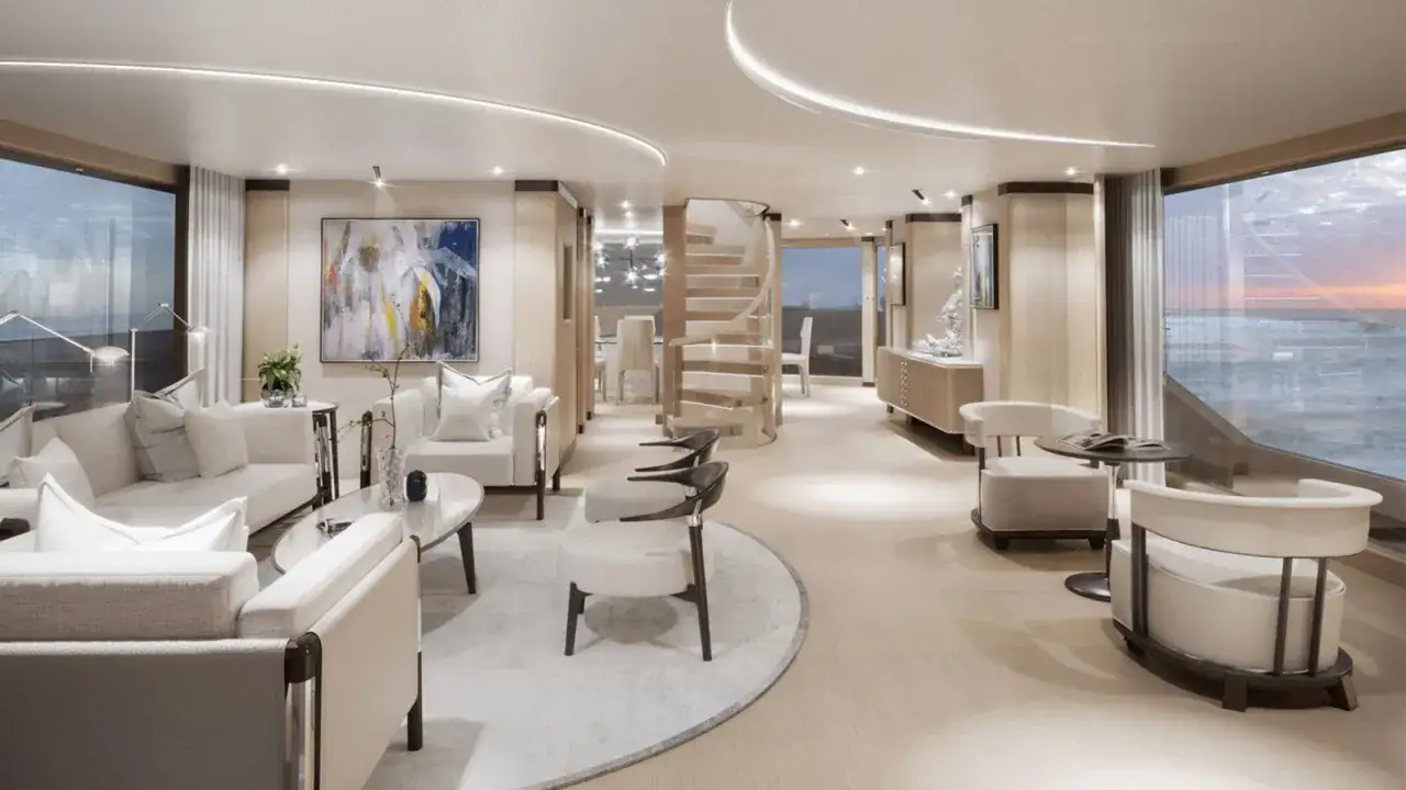 Luxuri&ouml;ses Interieur einer mega yacht mit bequemen Sofas, moderner Wendeltreppe und Panoramafenstern mit Meerblick.