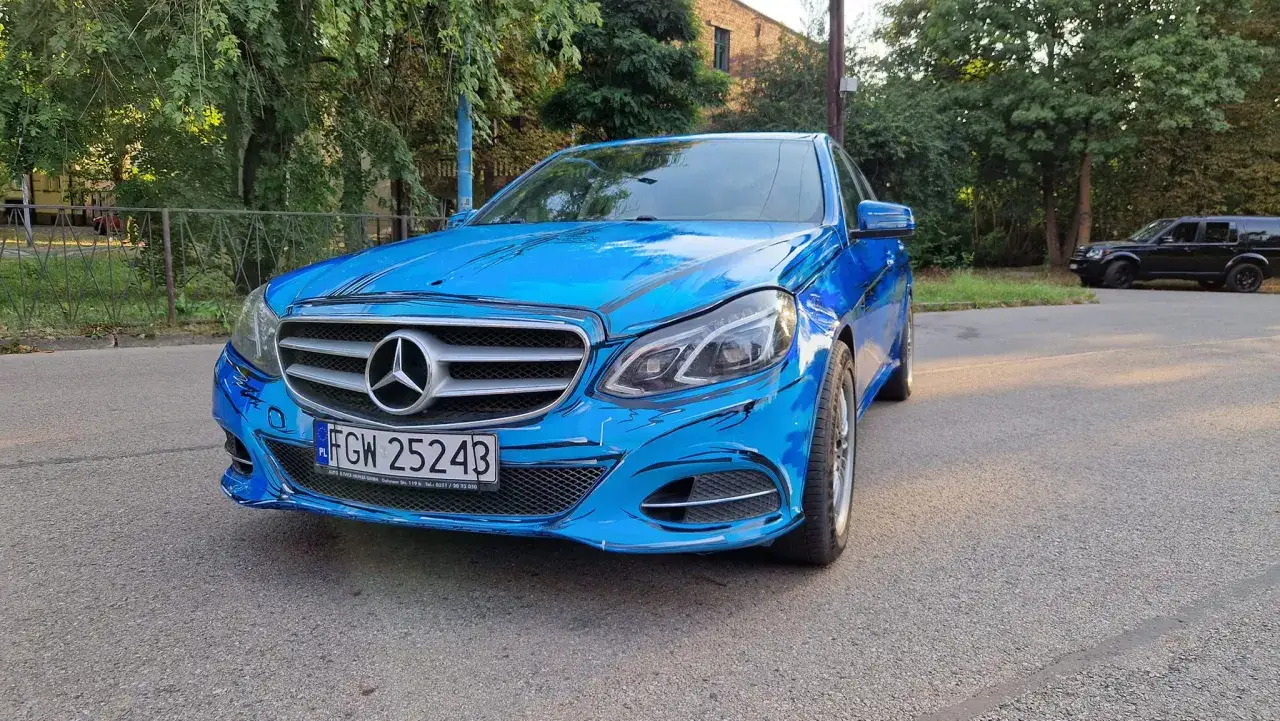 Niebieski Mercedes z czarnymi, komiksowymi liniami – bardzo **ciekawe malowanie samochodu**. Wygląda jak wyjęty prosto z kreskówki.