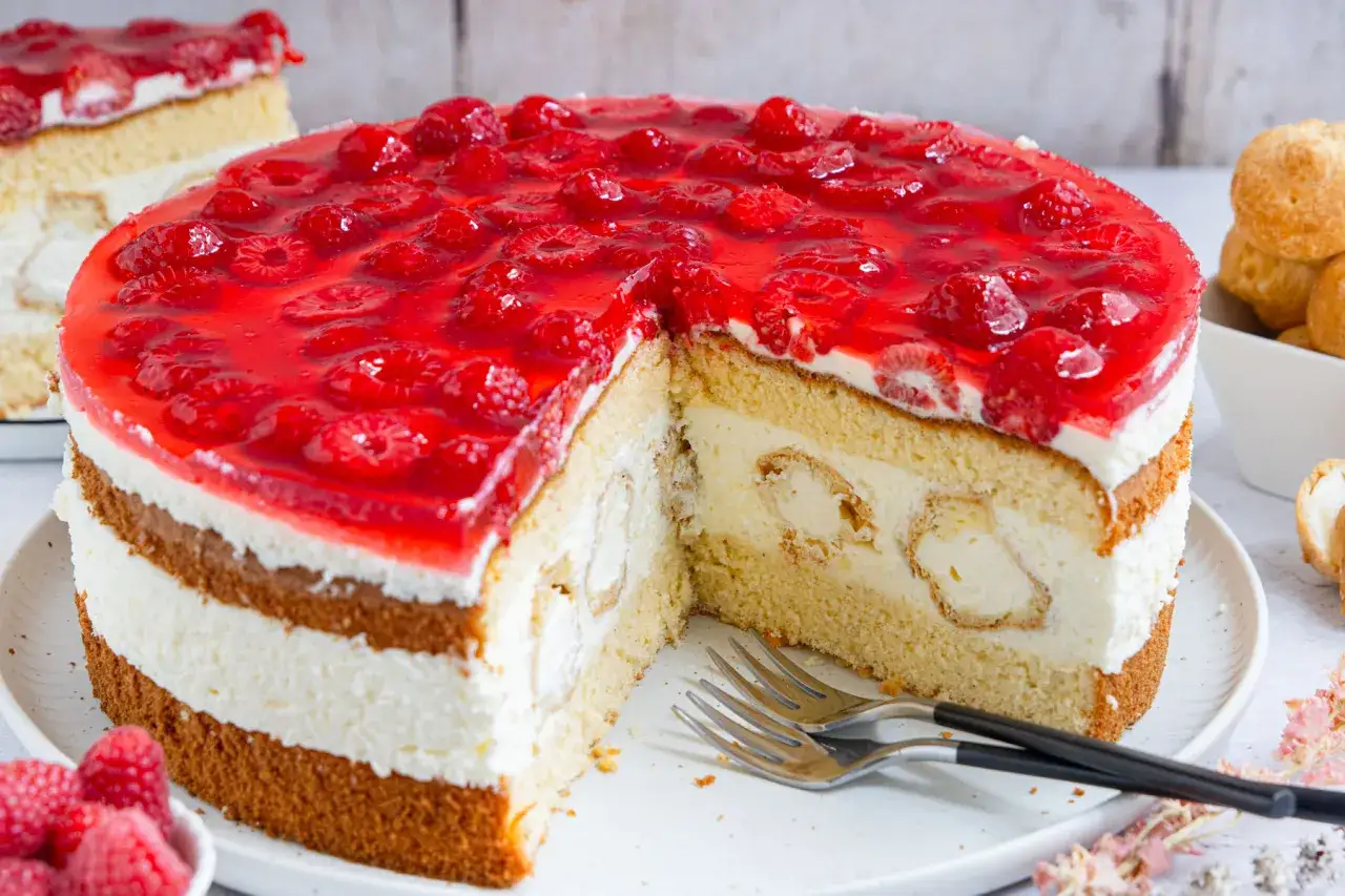 Saftige Windbeuteltorte mit Himbeeren und Sahne. Ein köstliches Rezept für jeden Anlass.