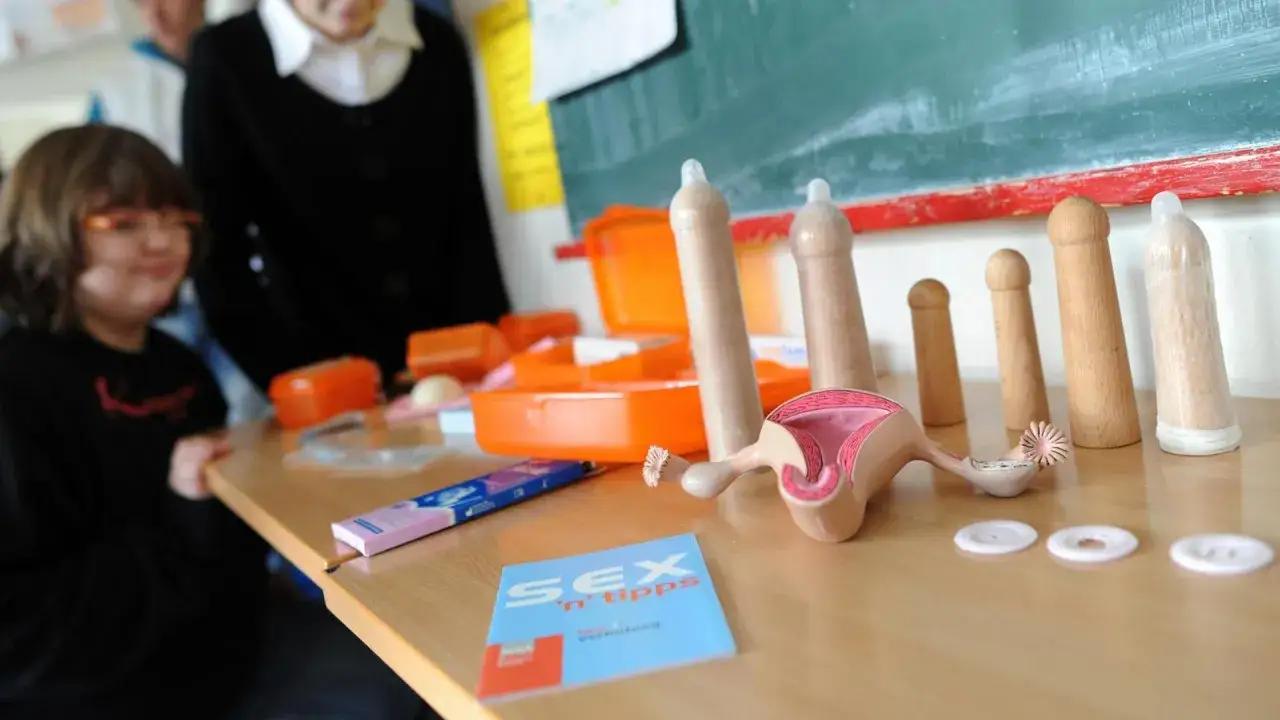 Unterrichtsmaterialien für die sexualkunde klasse 4: Modelle von Geschlechtsorganen, Kondome und ein Heft mit Tipps.