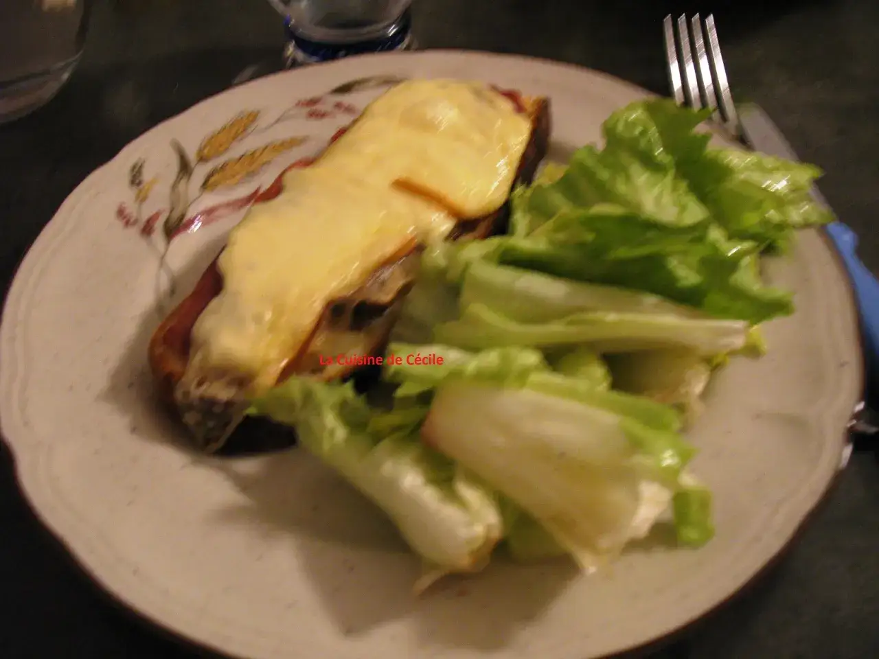 Bruschetta gratinée au fromage fondant, façon raclette, servie avec une salade verte croquante. Un délice !