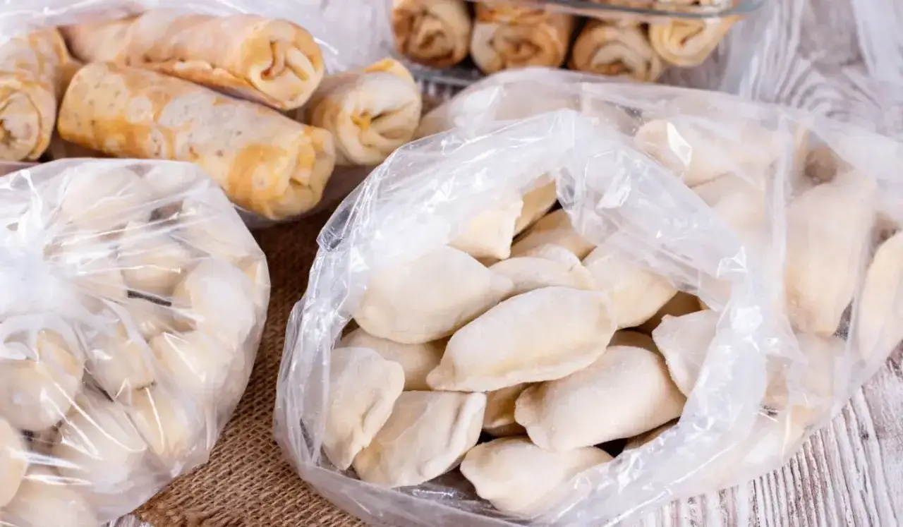 Mrożone pierogi i gołąbki czekają na przygotowanie. Zobacz, jak gotować pierogi, by były idealne!