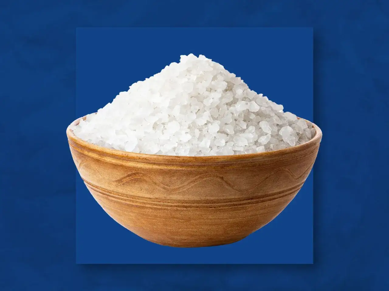En skål med grovt kristallsalt, redo att förhöja smaken på din mat.