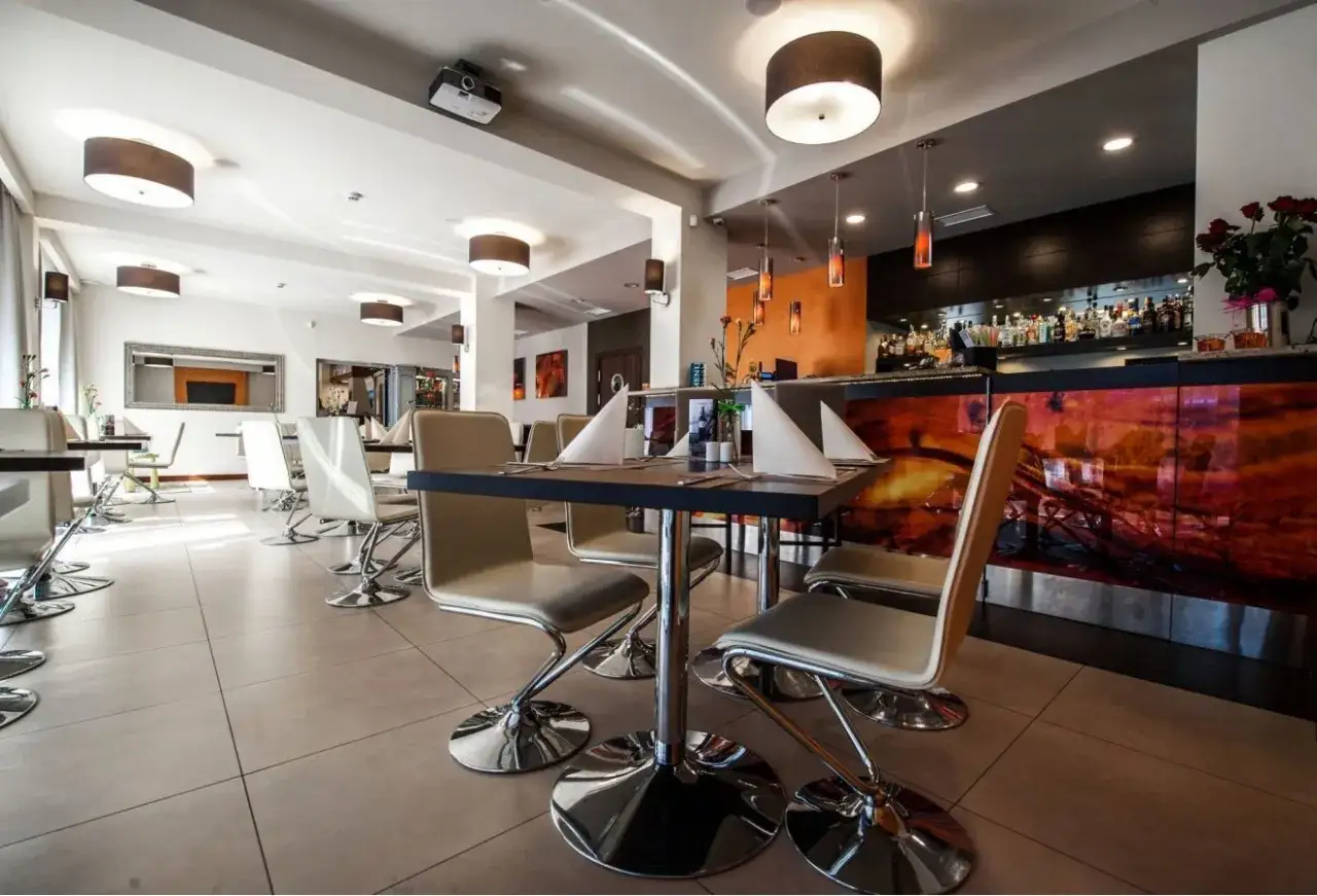 Elegancka restauracja w Mielnie, idealna dla hoteli z wyżywieniem. Nowoczesne wnętrze z wygodnymi krzesłami i barem.