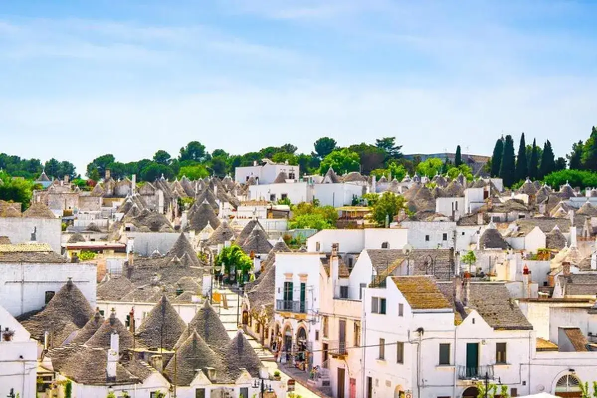 Malownicze trulli w Alberobello, urokliwej miejscowości w Apulii, niedaleko Bari.