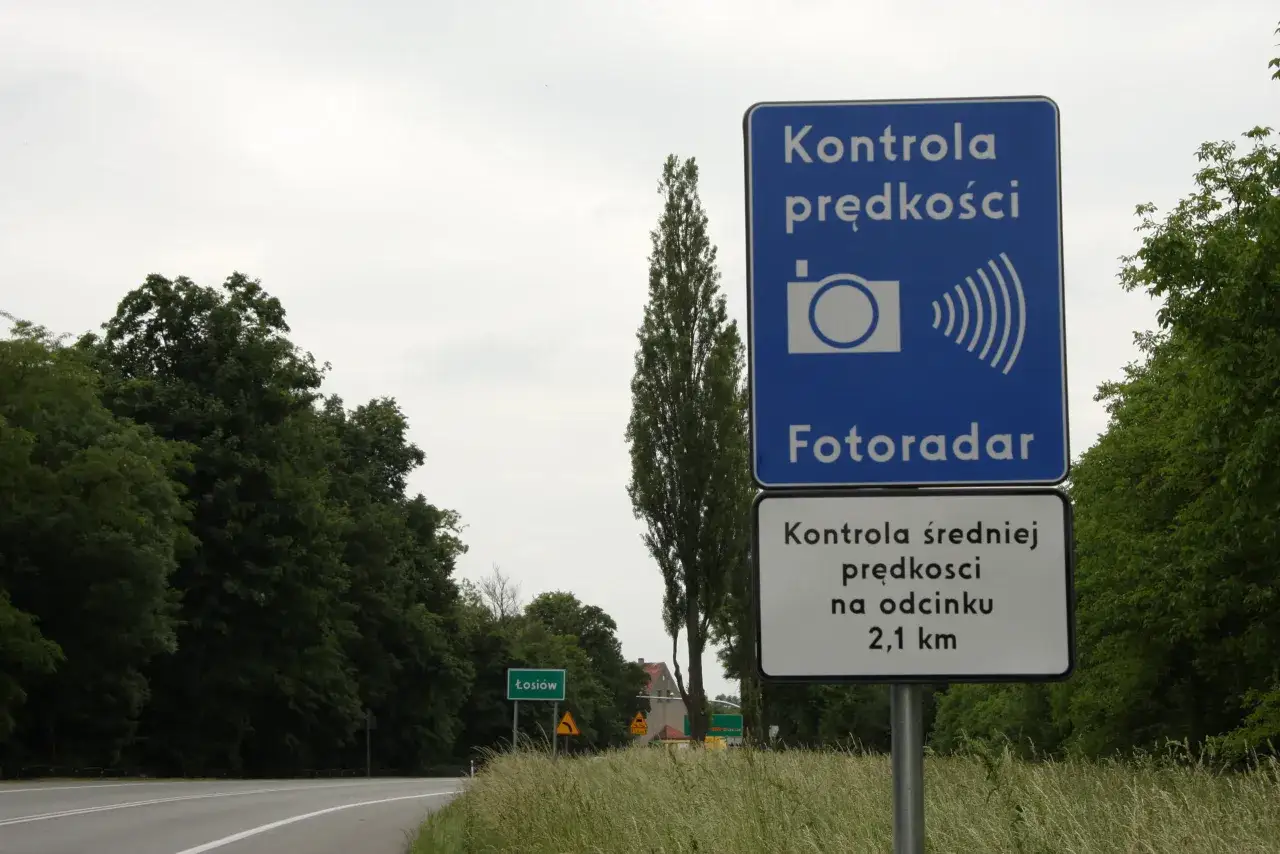 Znaki drogowe odcinkowy pomiar prędkości