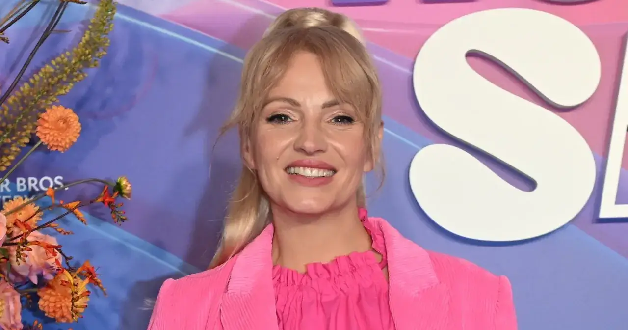 Uśmiechnięta Dorota Szelągowska w różowej marynarce. Choć trudno zgadnąć, ile lat ma Dorota Szelągowska, jej energia jest zaraźliwa.