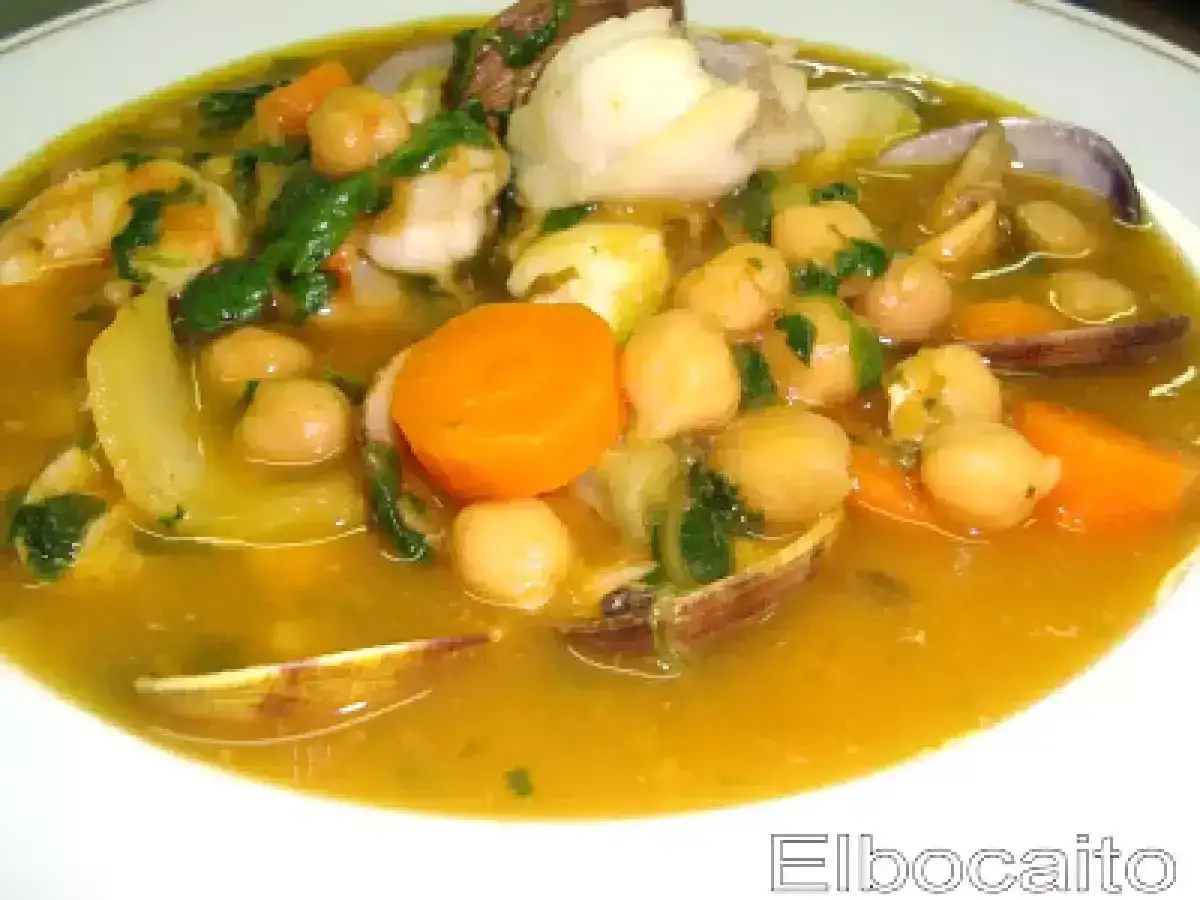 Guiso reconfortante con garbanzos de bote, patatas, zanahoria, marisco y espinacas. Un plato perfecto para tus recetas con garbanzos de bote.