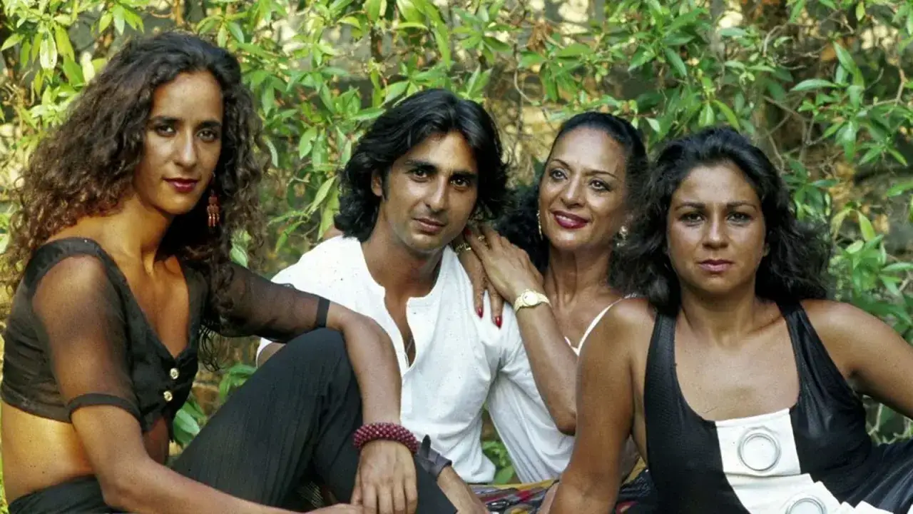 Los hijos de Lola Flores, Antonio y Rosario, junto a Lolita y su madre, posan sonrientes.