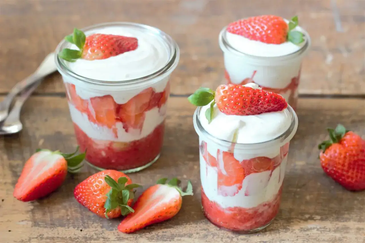 Erdbeer-Desserts in Gläsern, geschichtet mit Sahne und frischen Erdbeeren. Perfekt für leichte Rezepte mit Erdbeeren.