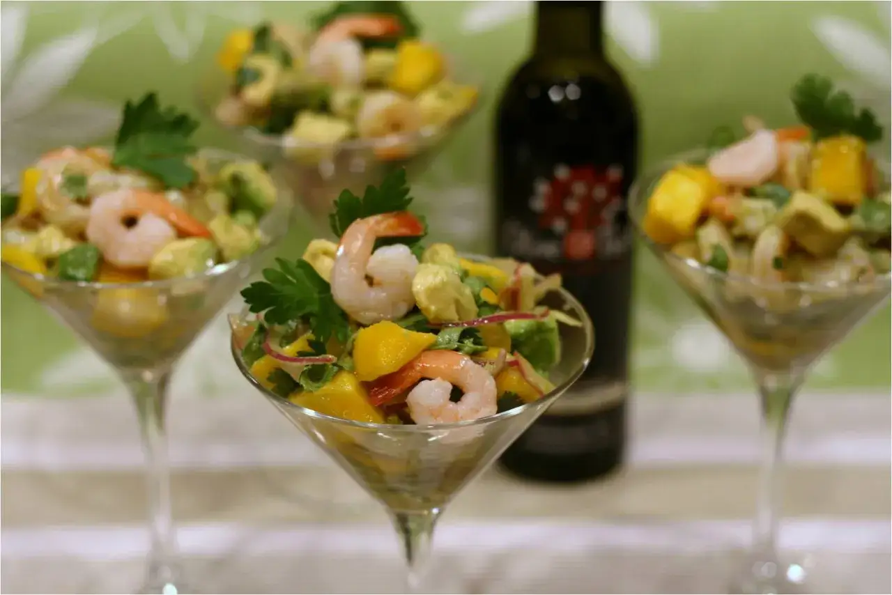 Erfrischender Garnelensalat Cocktail mit Mango und Avocado, perfekt für ein leichtes Gericht. Ein tolles Garnelensalat Cocktail Rezept!