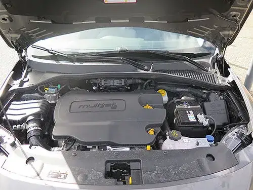 moteur essence Fiat Tipo capot ouvert
