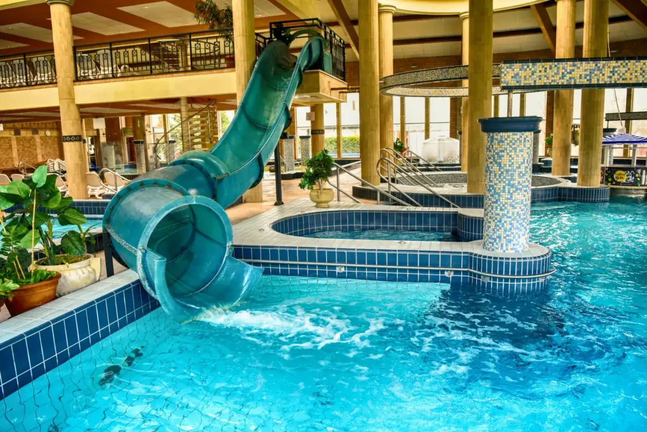Węgry wakacje z dziećmi: basen z zjeżdżalnią i jacuzzi, idealne miejsce na rodzinne szaleństwo.