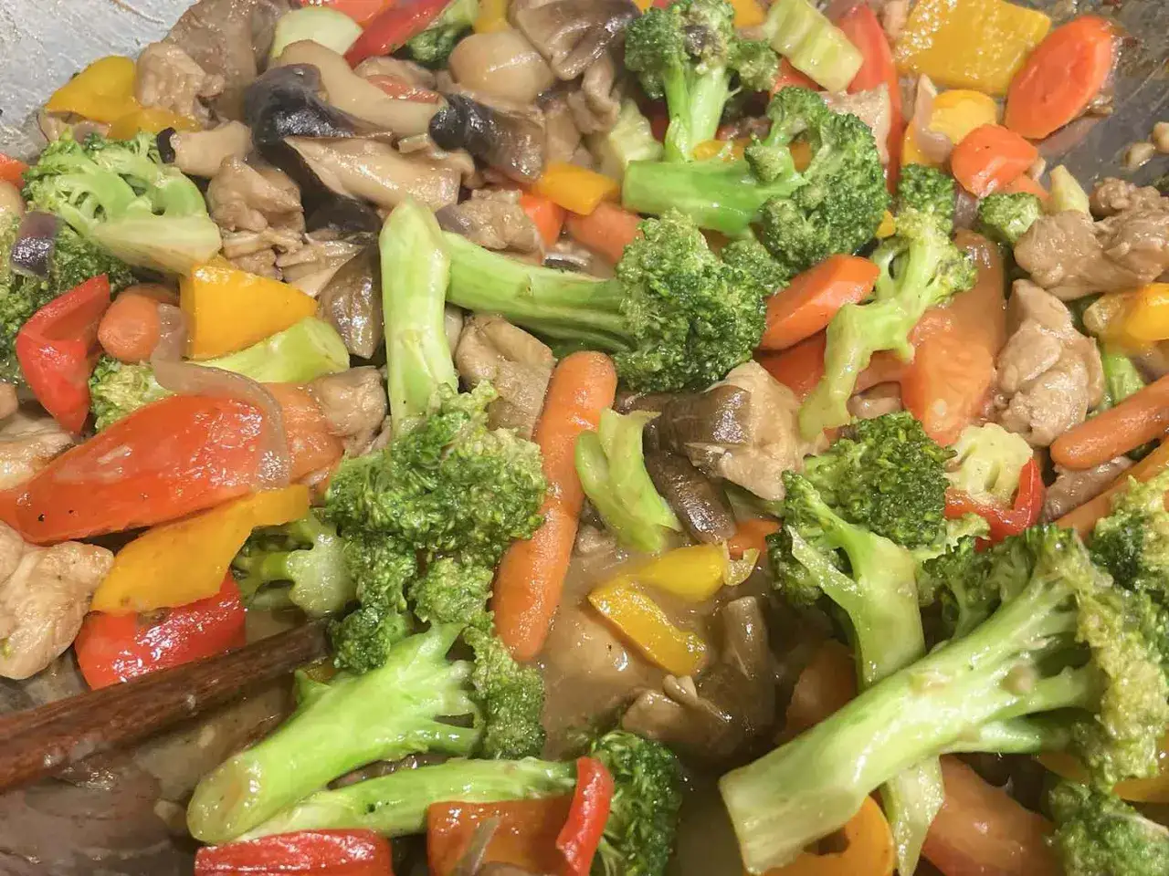 En h&auml;rlig wok med kyckling, broccoli, paprika, mor&ouml;tter och champinjoner. Ett perfekt wok recept f&ouml;r en snabb och smakrik middag.