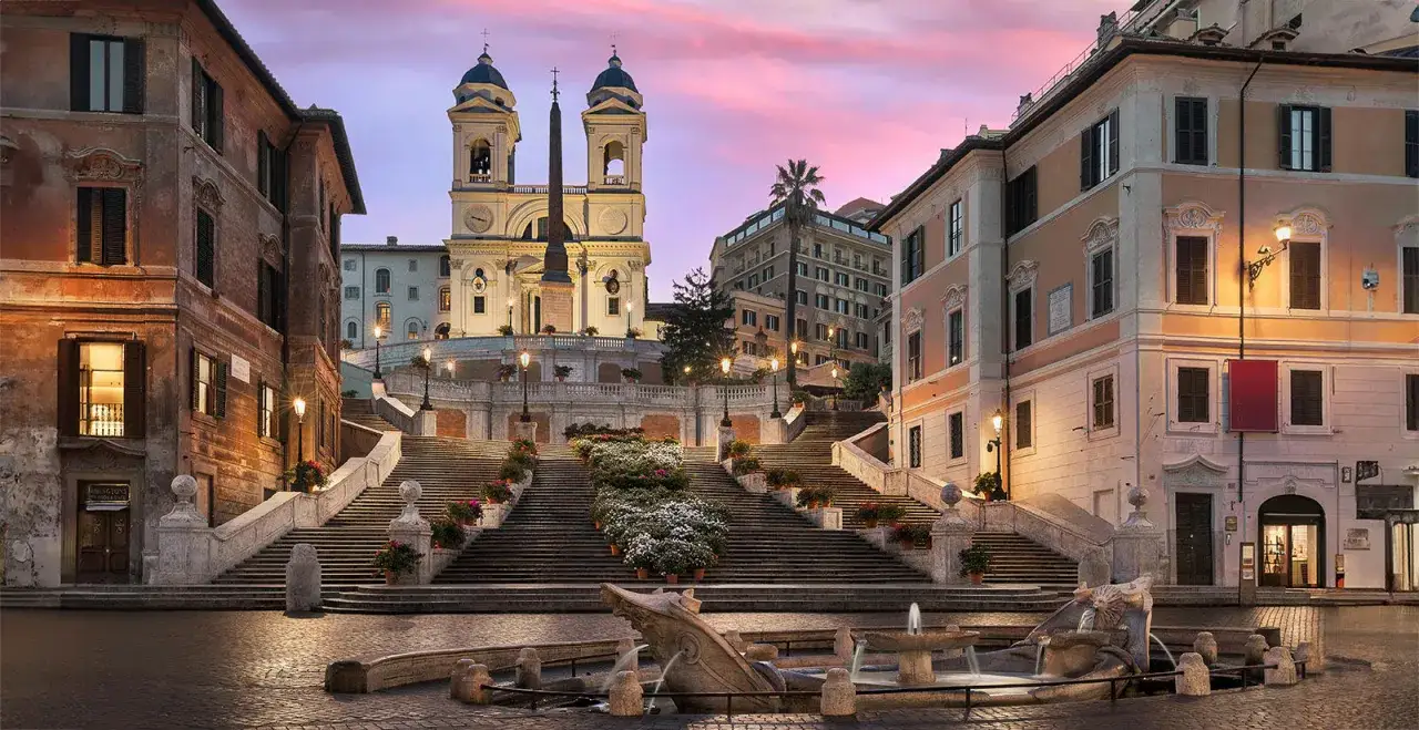 Fontana della Barcaccia e Scalinata di Trinit&agrave; dei Monti, vicino alla stazione metro Spagna, Roma, al tramonto.