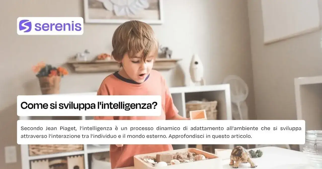 Bambino esplora un gioco, metafora dell'intelligenza in evoluzione tramite assimilazione e accomodamento.