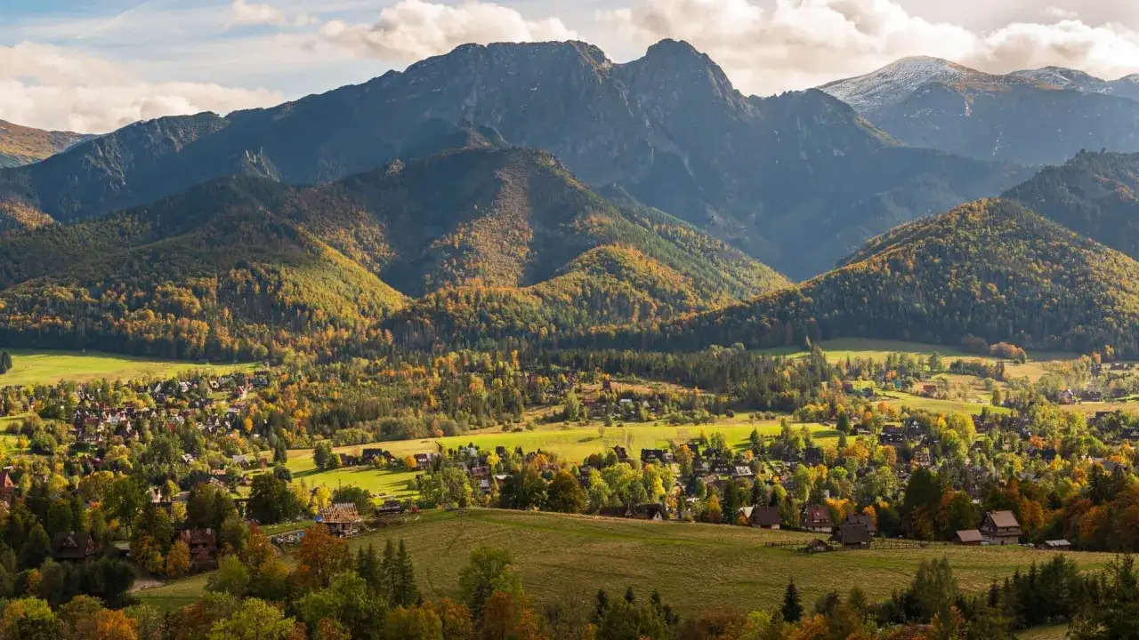Jesienny widok na Zakopane. Planujesz zakopane w 3 dni co zwiedzić? To idealne miejsce na jesienny wypad.