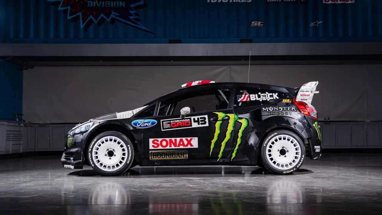 Ford Fiesta de rally negro con patrocinadores de Ken Block, Monster Energy y Hoonigan, listo para la acci&oacute;n.
